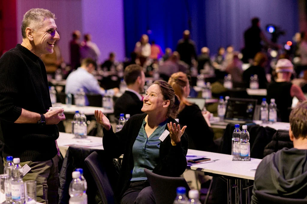 vertraute Unterhaltung