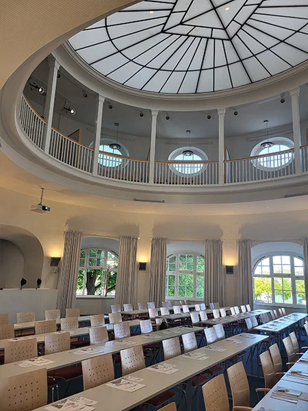 Symposium Entrauchung - Einlick in den Tagungssaal mit Kuppel