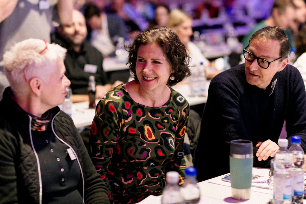 anregende Unterhaltung von Teilnehmenden