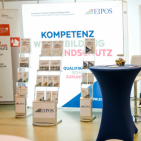 Foto eines EIPOS-Standes mit Auslagen zum Weiterbildungsangebot