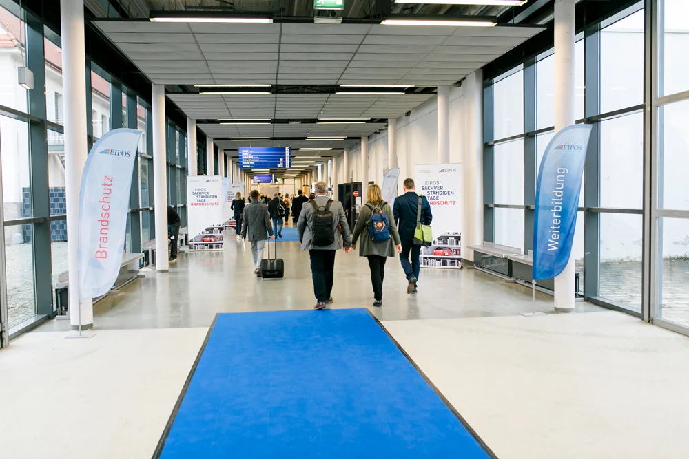 EIPOS Sachverständigentage Brandschutz 2021 - Messegang mit Teilnehmer