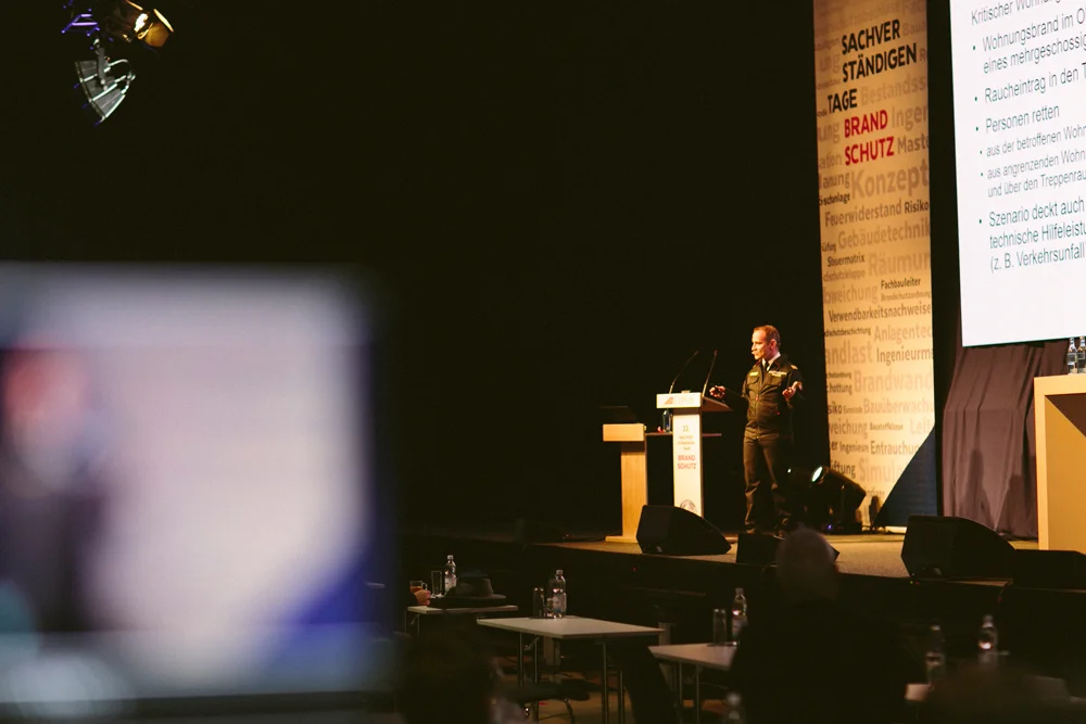 EIPOS Sachverständigentage Brandschutz 2021 - Referent am Rednerpult