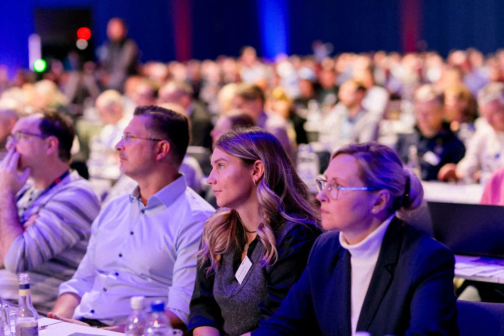 zuhörende Teilnehmende