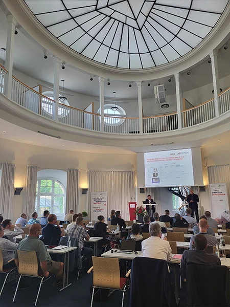 Blick in den Tagungssaal mit den Teilnehmern