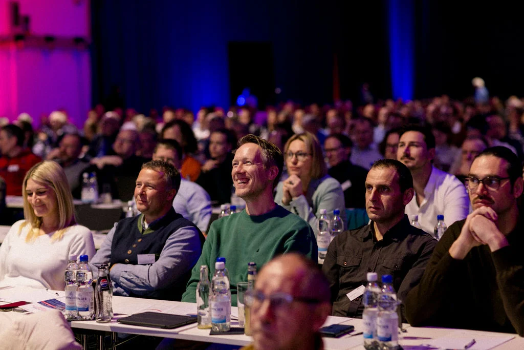 freundliche Teilnehmende