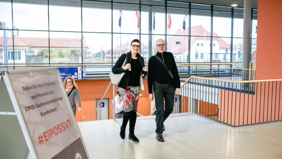 Aufnahme der Eingangstreppe mit zwei Teilnehmern