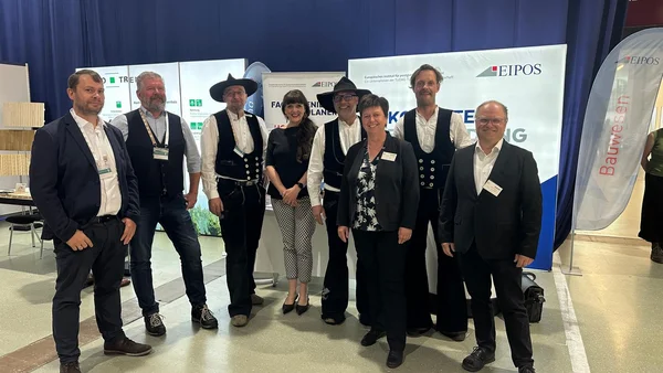 Gruppenfoto der Veranstalter von der Holzbaukompetenz Sachsen GmbH und EIPOS