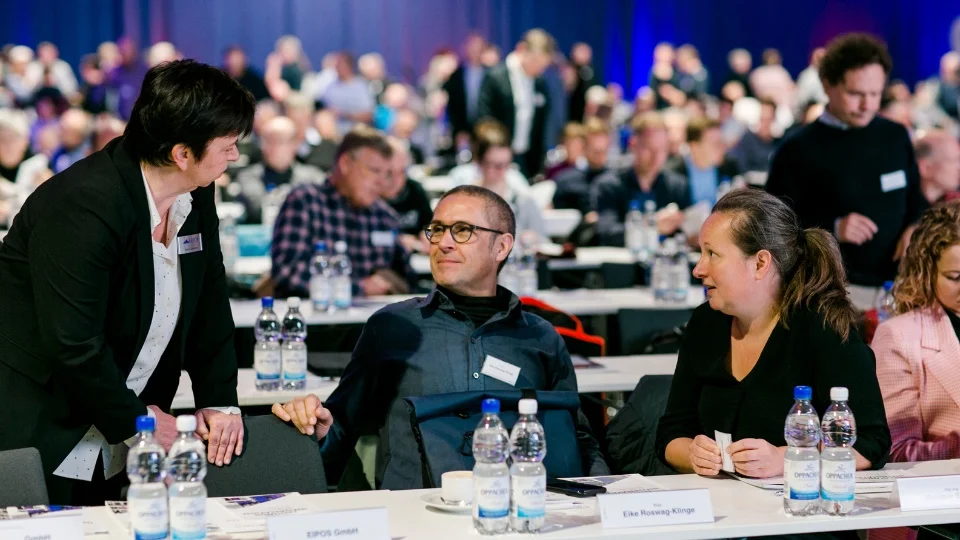 Teilnehmer im Gespräch