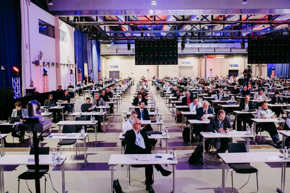 EIPOS Sachverständigentage Brandschutz 2021 - Blick auf die Teilnehmer, Platziert mit Sicherheitsabstand