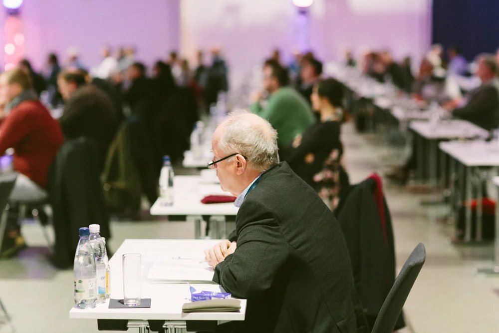 EIPOS Sachverständigentage Brandschutz 2021 - Teilnehmer während eines Vortrags im Porträt