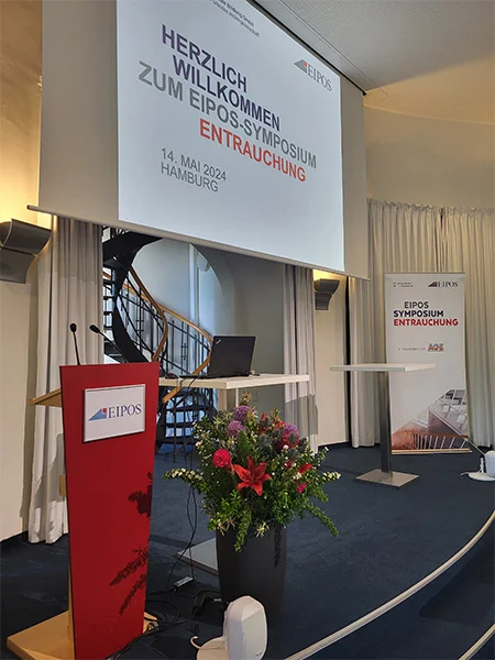 Blick auf die Bühne, vorbereitet mit der Eröffnungspräsentation auf der Leinwand