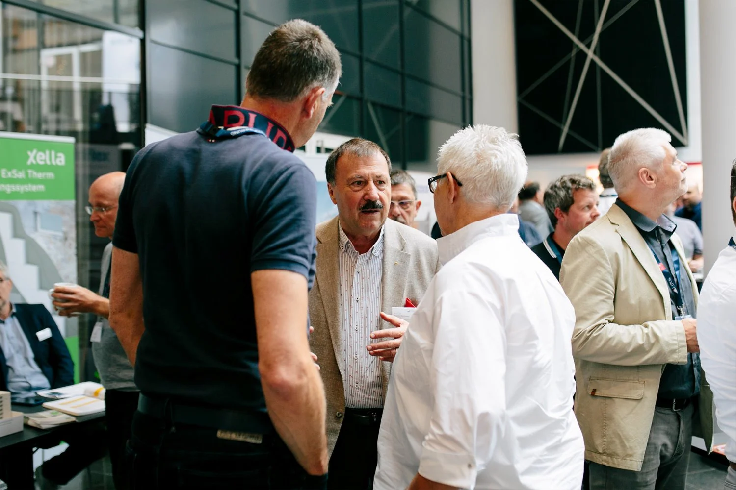 Gespräch zwischen Teilnehmern und Standbetreibern in der Fachausstellung