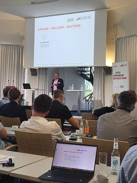 Blick aus dem Publikum auf die Bühne