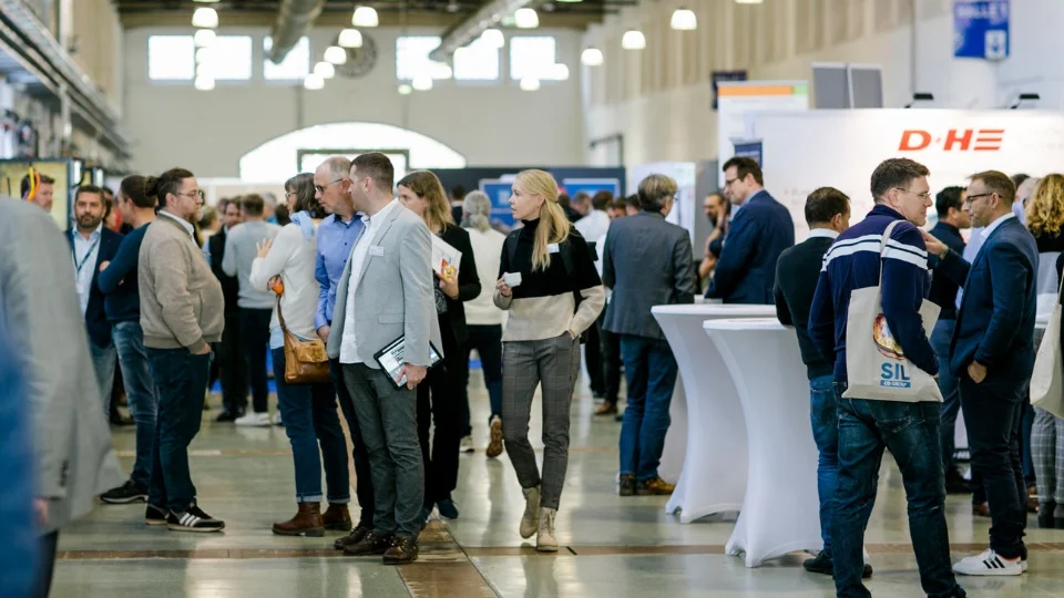 Verschiedene Teilnehmer in Gesprächen in der Ausstellung
