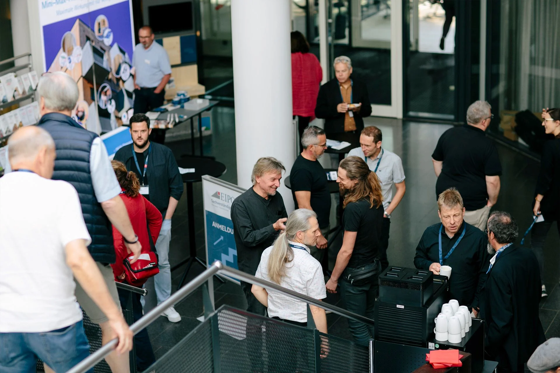 Blick von oben in die Teilnehmermenge im Meetingpoint