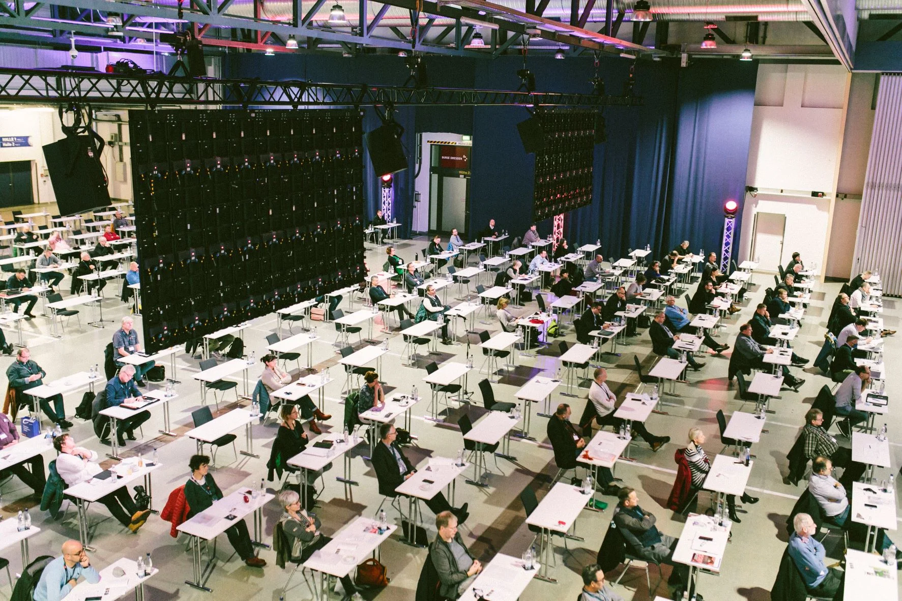 EIPOS Sachverständigentage Brandschutz 2021 - Teilnehmer im Blick von oben