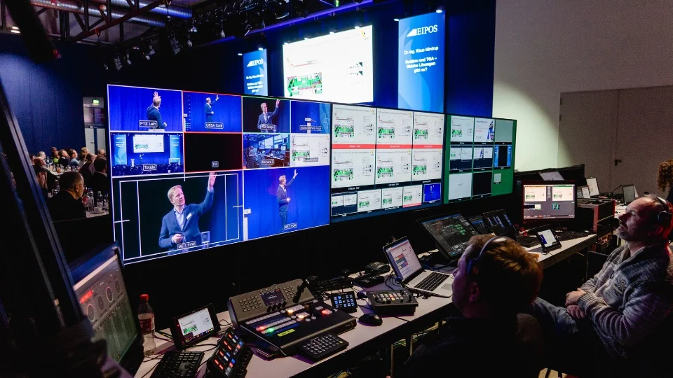 Blick hinter die Bühnen- und Livestreamtechnik