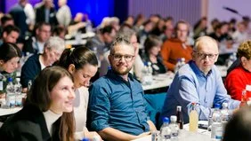 Porträtaufnahme eines Herren im Publikum