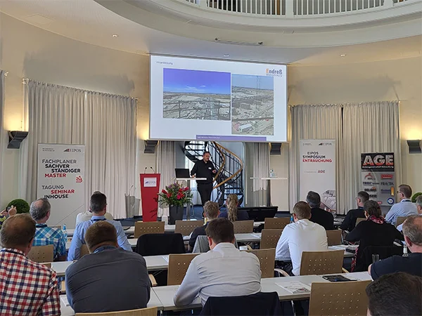 Blick über die Teilnehmenden zur Vortragsbühne