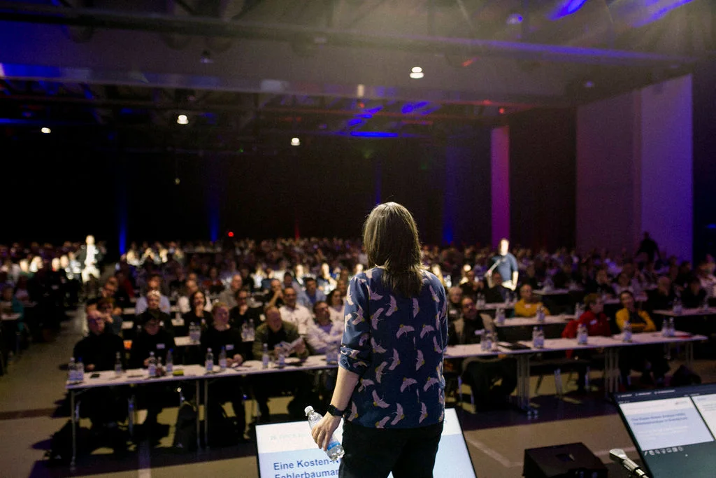 Referentin auf der Bühne