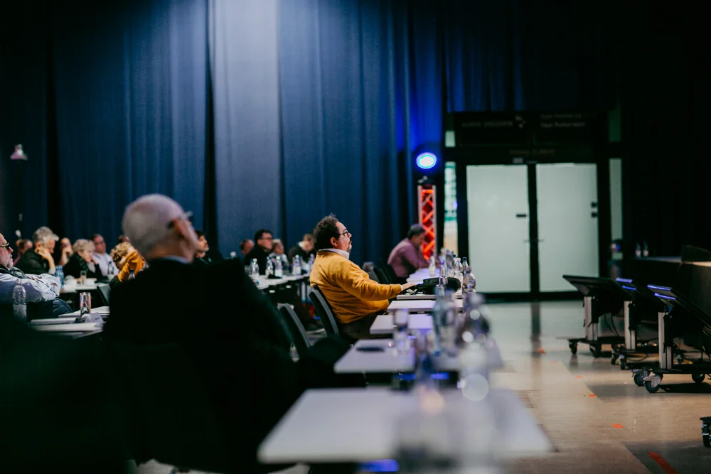 EIPOS Sachverständigentage Brandschutz 2021 - Teilnehmerreihe von der Seite