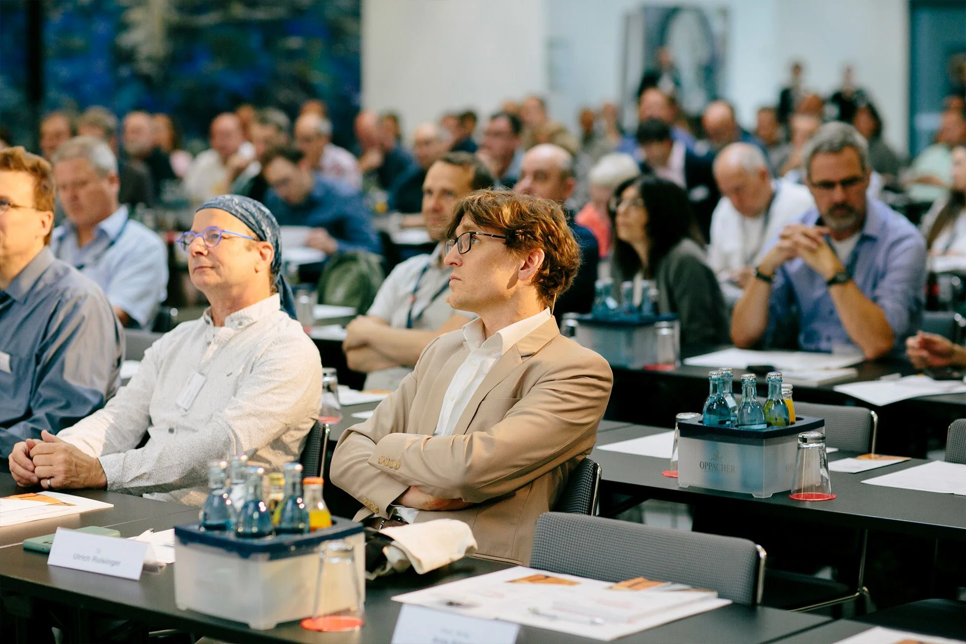 Blick auf interssiert zuhörende Teilnehmer im Publikum